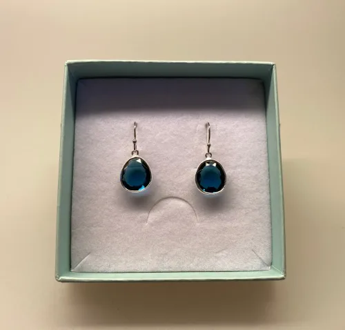 Sølv Ørenringe med Oval facetslebet - Londonblå Krystal, topas, topaz, petrol, petroleumsblå, deninm, jeansblå, cowboy, diamantslebet, ædelsten, halvædelsten, øreringe, ørenringe, ørehængere, hængeøreringe, hængere, smykker, galla, fest, festøreringe, elegante, flotte, kvalitet, dansk, design, brands, biti, ribe, usanne friis bjørner, stine a, dulong, maanesten, enamel, sandlau