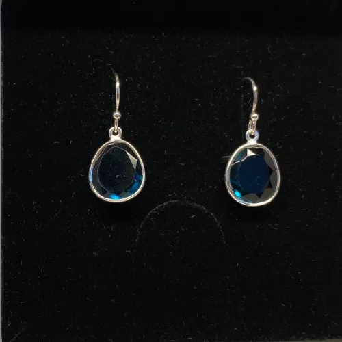 Sølv Ørenringe med Oval facetslebet - Londonblå Krystal, 5568, topas, topaz, petrol, petroleumsblå, deninm, jeansblå, cowboy, diamantslebet, ædelsten, halvædelsten, øreringe, ørenringe, ørehængere, hængeøreringe, hængere, smykker, galla, fest, festøreringe, elegante, flotte, kvalitet, dansk, design, brands, biti, ribe, usanne friis bjørner, stine a, dulong, maanesten, enamel, sandlau