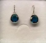 Sølv Ørenringe med Oval facetslebet - Londonblå Krystal, topas, topaz, petrol, petroleumsblå, deninm, jeansblå, cowboy, diamantslebet, ædelsten, halvædelsten, øreringe, ørenringe, ørehængere, hængeøreringe, hængere, smykker, galla, fest, festøreringe, elegante, flotte, kvalitet, dansk, design, brands, biti, ribe, usanne friis bjørner, stine a, dulong, maanesten, enamel, sandlau