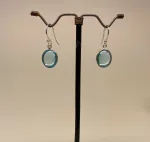 Sølv Ørenringe med glatte Ovale Sten - Blå Topas, topaz, lyseblå, babyblå, pastel blå, øreringe, ørenringe, ørehængere, hænge øreringe, med sten, ægte, ædelsten, halvædelsten, magiske, sten, amuletter, moderne, isblå, sandlau, friis bjørner, maanesten, stine a, corydon, biti, ribe