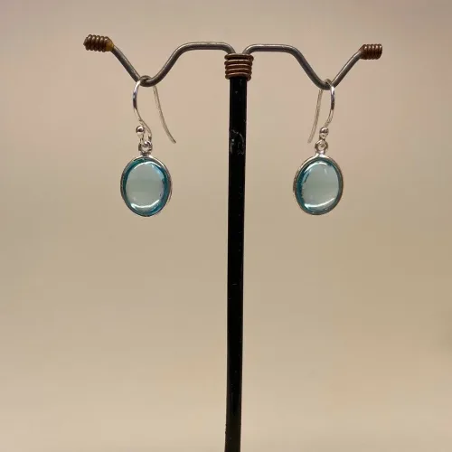 Sølv Ørenringe med glatte Ovale Sten - Blå Topas, topaz, lyseblå, babyblå, pastel blå, øreringe, ørenringe, ørehængere, hænge øreringe, med sten, ægte, ædelsten, halvædelsten, magiske, sten, amuletter, moderne, isblå, sandlau, friis bjørner, maanesten, stine a, corydon, biti, ribe