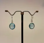 Sølv Ørenringe med glatte Ovale Sten - Blå Topas, topaz, lyseblå, babyblå, pastel blå, øreringe, ørenringe, ørehængere, hænge øreringe, med sten, ægte, ædelsten, halvædelsten, magiske, sten, amuletter, moderne, isblå, sandlau, friis bjørner, maanesten, stine a, corydon, biti, ribe