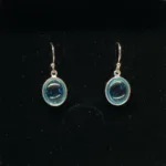 Sølv Ørenringe med glatte Ovale Sten - Blå Topas, topaz, lyseblå, babyblå, pastel blå, øreringe, ørenringe, ørehængere, hænge øreringe, med sten, ægte, ædelsten, halvædelsten, magiske, sten, amuletter, moderne, isblå, sandlau, friis bjørner, maanesten, stine a, corydon, biti, ribe