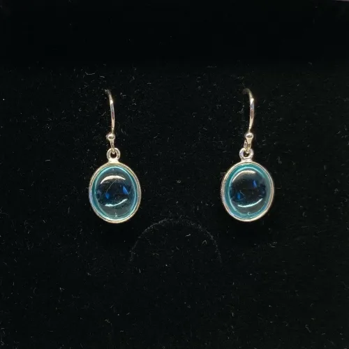 Sølv Ørenringe med glatte Ovale Sten - Blå Topas, topaz, lyseblå, babyblå, pastel blå, øreringe, ørenringe, ørehængere, hænge øreringe, med sten, ægte, ædelsten, halvædelsten, magiske, sten, amuletter, moderne, isblå, sandlau, friis bjørner, maanesten, stine a, corydon, biti, ribe