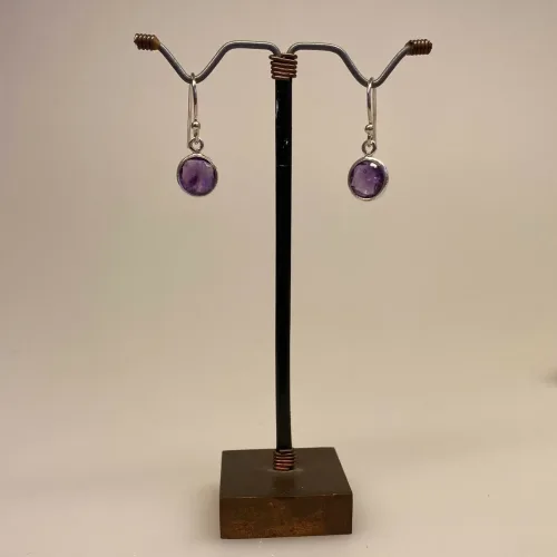 Sølv Ørenringe med runde facetsten - Ametyst, amatyst, ametyster, ametyst sten, lilla sten, lilla øreringe, lilla ørehængere, lilla ørenringe, hængeøreringe, sølvøreringe, sølvbøjler, sølvhængere, ørenringe, øreringe, ægte sølv. syterling sølv, nikkelfri, ægte sølv, sølvsmykker, lys sølv, facetslebne sten. facetterede, diamantslebne, ædelsten, halvædelsten, runde sten, små øreringe, lette, massiv sølv, ren sølv, biti, ribe, Maanesten, susanne friis bjørner, dansk design, danske smykkemærker, danske brands