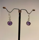 Sølv Ørenringe med runde facetsten - Ametyst, amatyst, ametyster, ametyst sten, lilla sten, lilla øreringe, lilla ørehængere, lilla ørenringe, hængeøreringe, sølvøreringe, sølvbøjler, sølvhængere, ørenringe, øreringe, ægte sølv. syterling sølv, nikkelfri, ægte sølv, sølvsmykker, lys sølv, facetslebne sten. facetterede, diamantslebne, ædelsten, halvædelsten, runde sten, små øreringe, lette, massiv sølv, ren sølv, biti, ribe, Maanesten, susanne friis bjørner, dansk design, danske smykkemærker, danske brands