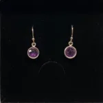 Sølv Ørenringe med runde facetsten - Ametyst, amatyst, ametyster, ametyst sten, lilla sten, lilla øreringe, lilla ørehængere, lilla ørenringe, hængeøreringe, sølvøreringe, sølvbøjler, sølvhængere, ørenringe, øreringe, ægte sølv. syterling sølv, nikkelfri, ægte sølv, sølvsmykker, lys sølv, facetslebne sten. facetterede, diamantslebne, ædelsten, halvædelsten, runde sten, små øreringe, lette, massiv sølv, ren sølv, biti, ribe, Maanesten, susanne friis bjørner, dansk design, danske smykkemærker, danske brands