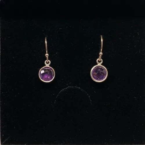 Sølv Ørenringe med runde facetsten - Ametyst, amatyst, ametyster, ametyst sten, lilla sten, lilla øreringe, lilla ørehængere, lilla ørenringe, hængeøreringe, sølvøreringe, sølvbøjler, sølvhængere, ørenringe, øreringe, ægte sølv. syterling sølv, nikkelfri, ægte sølv, sølvsmykker, lys sølv, facetslebne sten. facetterede, diamantslebne, ædelsten, halvædelsten, runde sten, små øreringe, lette, massiv sølv, ren sølv, biti, ribe, Maanesten, susanne friis bjørner, dansk design, danske smykkemærker, danske brands