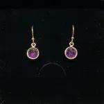 Sølv Ørenringe med runde facetsten - Ametyst, amatyst, ametyster, ametyst sten, lilla sten, lilla øreringe, lilla ørehængere, lilla ørenringe, hængeøreringe, sølvøreringe, sølvbøjler, sølvhængere, ørenringe, øreringe, ægte sølv. syterling sølv, nikkelfri, ægte sølv, sølvsmykker, lys sølv, facetslebne sten. facetterede, diamantslebne, ædelsten, halvædelsten, runde sten, små øreringe, lette, massiv sølv, ren sølv, biti, ribe, Maanesten, susanne friis bjørner, dansk design, danske smykkemærker, danske brands