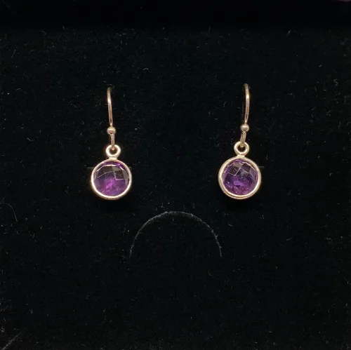 Sølv Ørenringe med runde facetsten - Ametyst, amatyst, ametyster, ametyst sten, lilla sten, lilla øreringe, lilla ørehængere, lilla ørenringe, hængeøreringe, sølvøreringe, sølvbøjler, sølvhængere, ørenringe, øreringe, ægte sølv. syterling sølv, nikkelfri, ægte sølv, sølvsmykker, lys sølv, facetslebne sten. facetterede, diamantslebne, ædelsten, halvædelsten, runde sten, små øreringe, lette, massiv sølv, ren sølv, biti, ribe, Maanesten, susanne friis bjørner, dansk design, danske smykkemærker, danske brands