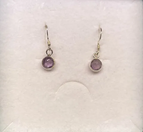 Ametyst, amatyst, ametyster, ametyst sten, lilla sten, lilla øreringe, lilla ørehængere, lilla ørenringe, hængeøreringe, sølvøreringe, sølvbøjler, sølvhængere, ørenringe, øreringe, ægte sølv. syterling sølv, nikkelfri, ægte sølv, sølvsmykker, lys sølv, facetslebne sten. facetterede, diamantslebne, ædelsten, halvædelsten, runde sten, små øreringe, lette, massiv sølv, ren sølv, biti, ribe, Maanesten, susanne friis bjørner, dansk design, danske smykkemærker, danske brands,Sølv Ørenringe med små runde facetsten - Ametyst,