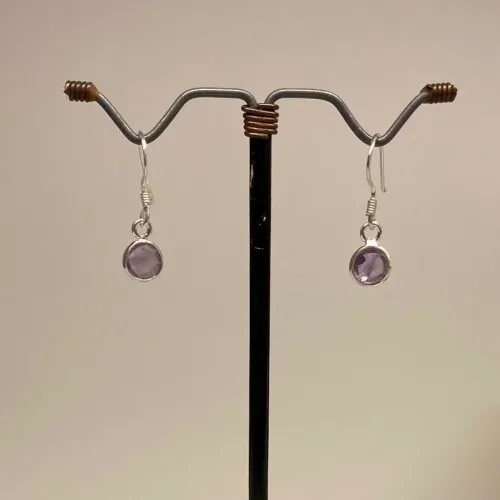 Ametyst, amatyst, ametyster, ametyst sten, lilla sten, lilla øreringe, lilla ørehængere, lilla ørenringe, hængeøreringe, sølvøreringe, sølvbøjler, sølvhængere, ørenringe, øreringe, ægte sølv. syterling sølv, nikkelfri, ægte sølv, sølvsmykker, lys sølv, facetslebne sten. facetterede, diamantslebne, ædelsten, halvædelsten, runde sten, små øreringe, lette, massiv sølv, ren sølv, biti, ribe, Maanesten, susanne friis bjørner, dansk design, danske smykkemærker, danske brands,Sølv Ørenringe med små runde facetsten - Ametyst,