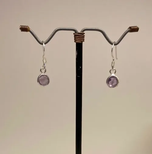 Ametyst, amatyst, ametyster, ametyst sten, lilla sten, lilla øreringe, lilla ørehængere, lilla ørenringe, hængeøreringe, sølvøreringe, sølvbøjler, sølvhængere, ørenringe, øreringe, ægte sølv. syterling sølv, nikkelfri, ægte sølv, sølvsmykker, lys sølv, facetslebne sten. facetterede, diamantslebne, ædelsten, halvædelsten, runde sten, små øreringe, lette, massiv sølv, ren sølv, biti, ribe, Maanesten, susanne friis bjørner, dansk design, danske smykkemærker, danske brands,Sølv Ørenringe med små runde facetsten - Ametyst,
