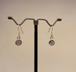 Ametyst, amatyst, ametyster, ametyst sten, lilla sten, lilla øreringe, lilla ørehængere, lilla ørenringe, hængeøreringe, sølvøreringe, sølvbøjler, sølvhængere, ørenringe, øreringe, ægte sølv. syterling sølv, nikkelfri, ægte sølv, sølvsmykker, lys sølv, facetslebne sten. facetterede, diamantslebne, ædelsten, halvædelsten, runde sten, små øreringe, lette, massiv sølv, ren sølv, biti, ribe, Maanesten, susanne friis bjørner, dansk design, danske smykkemærker, danske brands,Sølv Ørenringe med små runde facetsten - Ametyst,