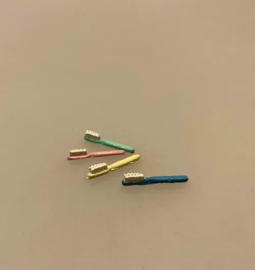 Miniature Tandpasta tube, tandbørstning, du skal børste dine tænder, dukkehuset, nissebo, tandlæge, badeværelse, dukkehustilbehør, dukkehusting, sangskjuler, klinikassistent, dentist, ordentolog, gebis, personlig, symboslk, gave, gavekort, færdiguddannet, nyt job, konfirmation, konfirmand, sjov, spas, tandpastatube, biti, ribe, Miniature Vækkeur, alarm, vækker, clock, ur, dukkehus, ting til, sætterkassen, sættekasse, dukketilbehør, miniaturer, dukkehustilbehør, biti, skala, 1:12, Miniature Tandbørste