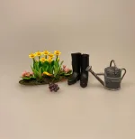 Miniature Stort bed med påskeliljer ,påskebed, forårsbed, blomsterbed, , blomster, blomst, narcisser, påskeliljer, pinseliljer, påske, påskeblomster,, dukkehus, dukkehusting, dukkehustilbehør, 1:12, skala, mini, miniature, miniatyre, miniaturer, sættekasse, sætterkasse, sangskjuler, symbolsk, gavekort, planteskole, haven, have entusiast, havemand, gartner, uddannet, biti, ribe, landskabsarkitekt,