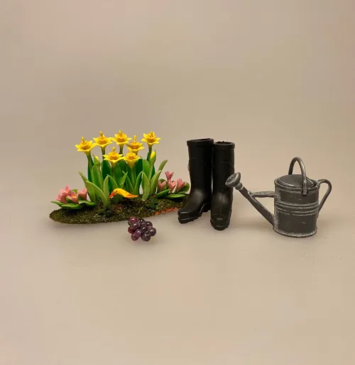 Miniature Stort bed med påskeliljer ,påskebed, forårsbed, blomsterbed, , blomster, blomst, narcisser, påskeliljer, pinseliljer, påske, påskeblomster,, dukkehus, dukkehusting, dukkehustilbehør, 1:12, skala, mini, miniature, miniatyre, miniaturer, sættekasse, sætterkasse, sangskjuler, symbolsk, gavekort, planteskole, haven, have entusiast, havemand, gartner, uddannet, biti, ribe, landskabsarkitekt,