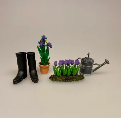 Miniature Bed med Tulipaner blå, forårsblomster, forårsbed, tulipanbed, biti, ribe, gartner, planteskole, have, havearbejde, biti, ribe, Miniature Potte med blå Iris, gartner, landskabsarkitekt, blå Iris, blomst,, påske, påskeblomster, mini, urtepotte, lerpotte, blomsterpotte, dukkehus, dukkehusting, dukkehustilbehør, 1:12, skala, mini, miniature, miniatyre, miniaturer, sættekasse, sætterkasse, sangskjuler, symbolsk, gavekort, planteskole, haven, have entusiast, havemand, gartner, uddannet, biti, ribe, landskabsarkitekt,