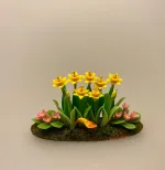 Miniature Stort bed med påskeliljer ,påskebed, forårsbed, blomsterbed, , blomster, blomst, narcisser, påskeliljer, pinseliljer, påske, påskeblomster,, dukkehus, dukkehusting, dukkehustilbehør, 1:12, skala, mini, miniature, miniatyre, miniaturer, sættekasse, sætterkasse, sangskjuler, symbolsk, gavekort, planteskole, haven, have entusiast, havemand, gartner, uddannet, biti, ribe, landskabsarkitekt,