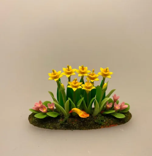 Miniature Stort bed med påskeliljer ,påskebed, forårsbed, blomsterbed, , blomster, blomst, narcisser, påskeliljer, pinseliljer, påske, påskeblomster,, dukkehus, dukkehusting, dukkehustilbehør, 1:12, skala, mini, miniature, miniatyre, miniaturer, sættekasse, sætterkasse, sangskjuler, symbolsk, gavekort, planteskole, haven, have entusiast, havemand, gartner, uddannet, biti, ribe, landskabsarkitekt,