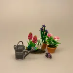 Miniature Bed med Hyacinter, hyacint. hyacintbed, ,påskebed, forårsbed, blomsterbed , blomster, blomst, påske, påskeblomster,, dukkehus, dukkehusting, dukkehustilbehør, 1:12, skala, mini, miniature, miniatyre, miniaturer, sættekasse, sætterkasse, sangskjuler, symbolsk, gavekort, planteskole, haven, have entusiast, havemand, gartner, uddannet, biti, ribe, landskabsarkitekt,