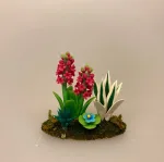 Miniature Bed med Hyacinter, hyacint. hyacintbed, ,påskebed, forårsbed, blomsterbed , blomster, blomst, påske, påskeblomster,, dukkehus, dukkehusting, dukkehustilbehør, 1:12, skala, mini, miniature, miniatyre, miniaturer, sættekasse, sætterkasse, sangskjuler, symbolsk, gavekort, planteskole, haven, have entusiast, havemand, gartner, uddannet, biti, ribe, landskabsarkitekt,