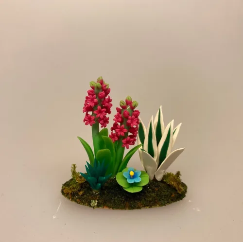 Miniature Bed med Hyacinter, hyacint. hyacintbed, ,påskebed, forårsbed, blomsterbed , blomster, blomst, påske, påskeblomster,, dukkehus, dukkehusting, dukkehustilbehør, 1:12, skala, mini, miniature, miniatyre, miniaturer, sættekasse, sætterkasse, sangskjuler, symbolsk, gavekort, planteskole, haven, have entusiast, havemand, gartner, uddannet, biti, ribe, landskabsarkitekt,