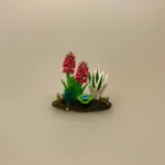 Miniature Bed med Hyacinter, hyacint. hyacintbed, ,påskebed, forårsbed, blomsterbed , blomster, blomst, påske, påskeblomster,, dukkehus, dukkehusting, dukkehustilbehør, 1:12, skala, mini, miniature, miniatyre, miniaturer, sættekasse, sætterkasse, sangskjuler, symbolsk, gavekort, planteskole, haven, have entusiast, havemand, gartner, uddannet, biti, ribe, landskabsarkitekt,