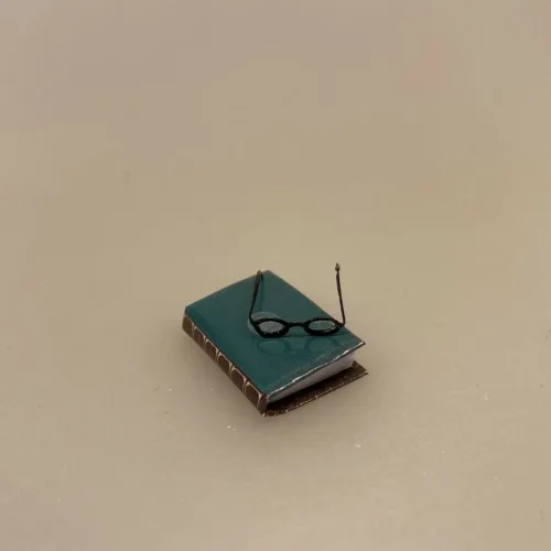 Miniature Bog og briller, hardback, læsehest, journalist, forfatter, digter, gave, gaveide, minibog, miniaturer, lillebitte, sættekasse, ting til, dukkehus, dukkehusting, dukkehus tilbehør, biti, ribe, skala, 1:12
