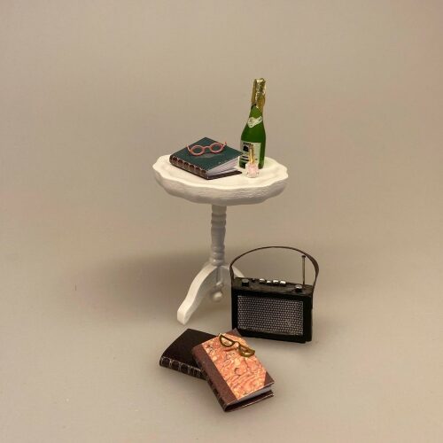 Miniature Bog og briller, hardback, læsehest, journalist, forfatter, digter, gave, gaveide, minibog, miniaturer, lillebitte, sættekasse, ting til, dukkehus, dukkehusting, dukkehus tilbehør, biti, ribe, skala, 1:12