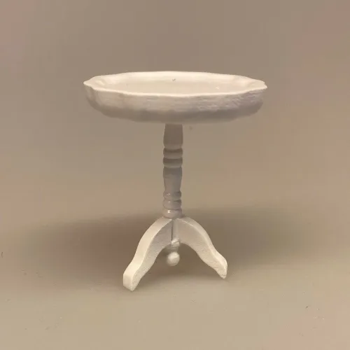 Miniature Lille rundt hvidmalet bord ,Miniature Pindestol cremefarvet , stol køkkenstol spisebordsstol, dukkestol, dukkehusmøbler, dukkemøbler, dukkehus, dukkehusting, biti, ribe, Miniature Lille rundt hvidt bord, cafébord, sidebord