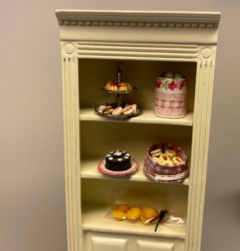 kage,Miniature Sølvopsats med kager,Miniature Butiksreol cremefarvet enkelt, butiksreol