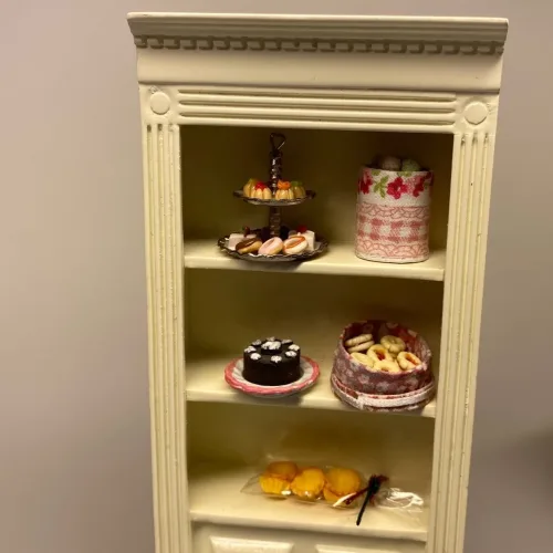 kage,Miniature Sølvopsats med kager,Miniature Butiksreol cremefarvet enkelt, butiksreol