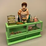 Dukke Dame med Ternet Nederdel, Miniature Lang Disk lysegrøn, butiksdisk, dukkehus, dukkehusting, dukkehusbutik, miniaturer, skala 1.12, legetøj, dukkebutik