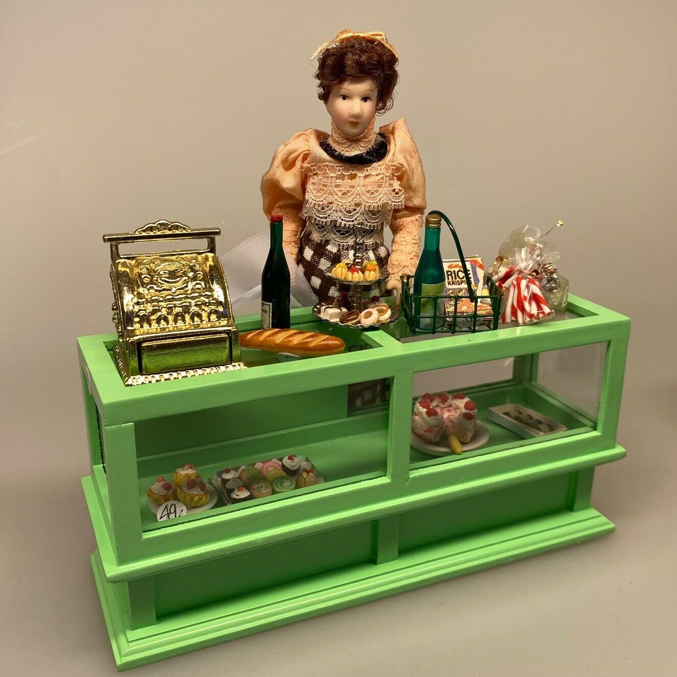 Dukke Dame med Ternet Nederdel, Miniature Lang Disk lysegrøn, butiksdisk, dukkehus, dukkehusting, dukkehusbutik, miniaturer, skala 1.12, legetøj, dukkebutik