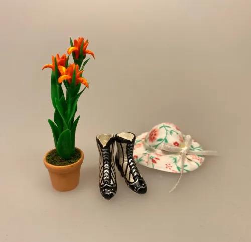 Miniature Hat Blomstret med Bånd,Miniature Damestøvler stribede, mini, sko, dukkehus, dukkehuset, dukehusting, ting til, dukkehus tilbehør, sætterkasse, sættekasse, pynt, damesko, elsker sko, shoelover, shoeaddict, skala 1:12, biti, ribe, dukkesager, små ting,