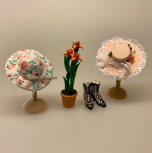 Miniature Hat Blomstret med Bånd,Miniature Hat Ferskenfarvet med Bånd & Blomster, damehat, hat, feminin, dukkehat, dukkebutik, trikotage, dukkehus, dukkehusting, dukkehus tilbehør, ting til dukkehuset, dukkestue,samler, mniaturer, biti, ribe,