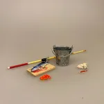 spand, Miniature Spand zink,Miniature Krabbe,Miniature Fisk Madding, fisk, guldfisk, slørhale, akvarium, havedam, fisketur, lystfisker, fiskestang, gavekort, udstyr, strand, biti, ribe, miniaturer, dukkehus, dukkehusting, dukkehustilbehør, samler, skala, 1:12,
