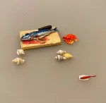 fisk, Miniature Rå Fisk på bræt,Miniature Krabbe,Miniature Fisk Madding, fisk, guldfisk, slørhale, akvarium, havedam, fisketur, lystfisker, fiskestang, gavekort, udstyr, strand, biti, ribe, miniaturer, dukkehus, dukkehusting, dukkehustilbehør, samler, skala, 1:12,