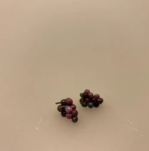 Miniature Vindrueklase blå vindruer , vindruer, drueklase, vindrueklase, vin, rødvin, miniature, miniaturer, dukkehus, dukkemad, frugt, mini frugter, dukkehustilbehør, dukkehusting, dukkehusmad, sangskjuler, vinbonde, vin entusiast, vinkyber, biti, ribe, gave ide, symbolsk, gavekort