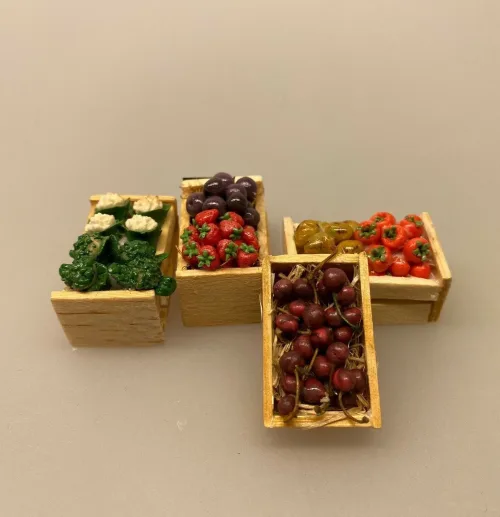 Miniature Kasse med Blomkål & Broccoli,Miniature Kasse med Kirsebær,Miniature Kasse med Blommer & Jordbær,Miniature Kasse med kartofler, miniature, miniaturer, dukkehus, dukkehusting, sættekasse, sætterkasse, grøntsager, grønthandler, mini, kartofler, biti, ribe, tilbehør, kirsebær