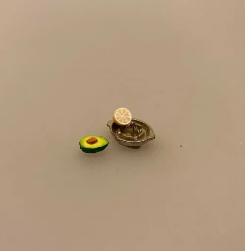 Miniature halv Avokado, grønt, grønsager, frugt, avokado, avocado, mini, dukkehusmad, dukkehusting, dukkehus, sættrekasse, sættekasse, mikro, rejecocktail, biti, ribe, legemad,