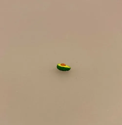Miniature halv Avokado, grønt, grønsager, frugt, avokado, avocado, mini, dukkehusmad, dukkehusting, dukkehus, sættrekasse, sættekasse, mikro, rejecocktail, biti, ribe, legemad,