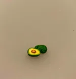 Miniature halv Avokado, grønt, grønsager, frugt, avokado, avocado, mini, dukkehusmad, dukkehusting, dukkehus, sættrekasse, sættekasse, mikro, rejecocktail, biti, ribe, legemad,