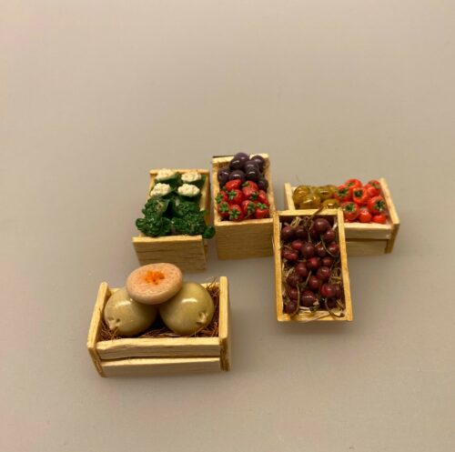 Miniature Kasse med Kirsebær,Miniature Kasse med Blommer & Jordbær,Miniature Kasse med kartofler, miniature, miniaturer, dukkehus, dukkehusting, sættekasse, sætterkasse, grøntsager, grønthandler, mini, kartofler, biti, ribe, tilbehør,