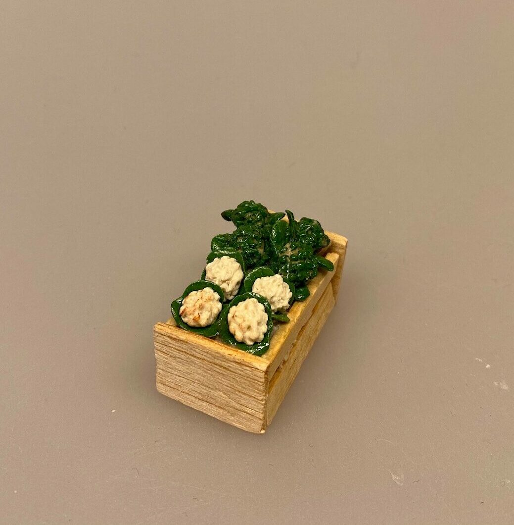 Miniature Kasse med Blomkål & Broccoli, miniature, miniaturer, dukkehus, dukkehusting, sættekasse, sætterkasse, grøntsager, grønthandler, mini, kartofler, biti, ribe, tilbehør,