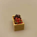Miniature Kasse med Blommer & Jordbær,Miniature Kasse med kartofler, miniature, miniaturer, dukkehus, dukkehusting, sættekasse, sætterkasse, grøntsager, grønthandler, mini, kartofler, biti, ribe, tilbehør,