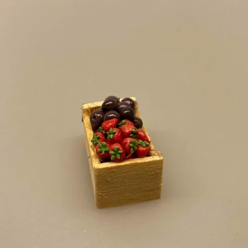 Miniature Kasse med Blommer & Jordbær,Miniature Kasse med kartofler, miniature, miniaturer, dukkehus, dukkehusting, sættekasse, sætterkasse, grøntsager, grønthandler, mini, kartofler, biti, ribe, tilbehør,