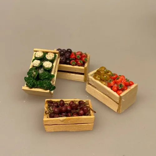 Miniature Kasse med Blommer & Jordbær,Miniature Kasse med kartofler, miniature, miniaturer, dukkehus, dukkehusting, sættekasse, sætterkasse, grøntsager, grønthandler, mini, kartofler, biti, ribe, tilbehør,