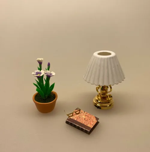 Miniature Potte med blå Iris, gartner, landskabsarkitekt, blå Iris, blomst,, påske, påskeblomster, mini, urtepotte, lerpotte, blomsterpotte, dukkehus, dukkehusting, dukkehustilbehør, 1:12, skala, mini, miniature, miniatyre, miniaturer, sættekasse, sætterkasse, sangskjuler, symbolsk, gavekort, planteskole, haven, have entusiast, havemand, gartner, uddannet, biti, ribe, landskabsarkitekt,